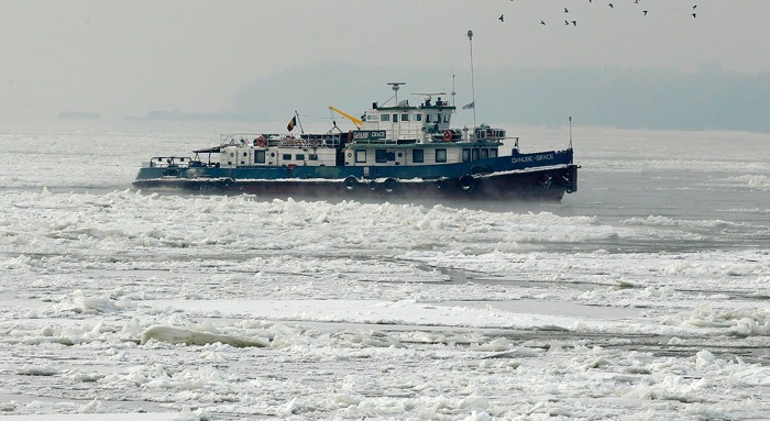 14 vessels stuck in ice in frozen Azov Sea ran out of supplies