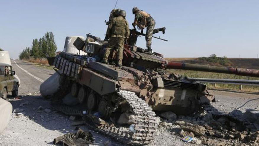 Reported artillery attack on Mariupol threatens Ukraine cease-fire