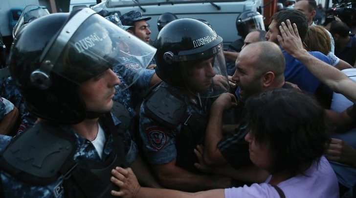 Police  in Yerevan dispersed  protesters in front of the police station