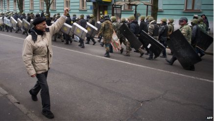 Ukraine protesters vacate City Hall in Kiev