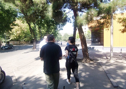 Journalist Eka Tsamalashvili went in prosecutor`s office with abusive T-Shirt for Putin