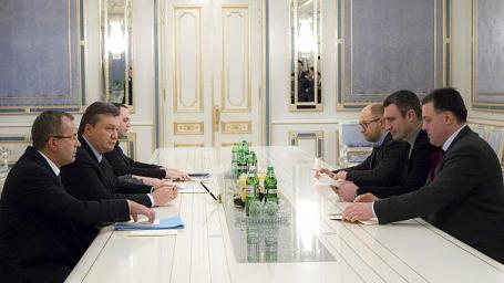 President Viktor Yanukovych announces Ukraine will hold early presidential elections