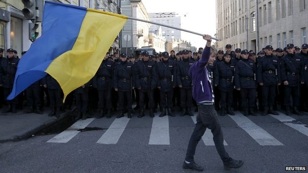 Ukraine crisis: Thousands march in Moscow anti-war rally