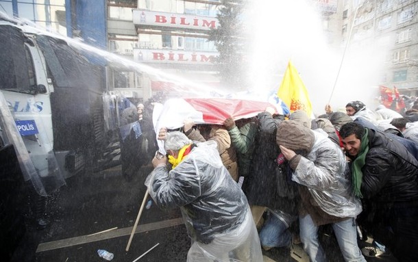 Police break up school reform protest in Turkey 